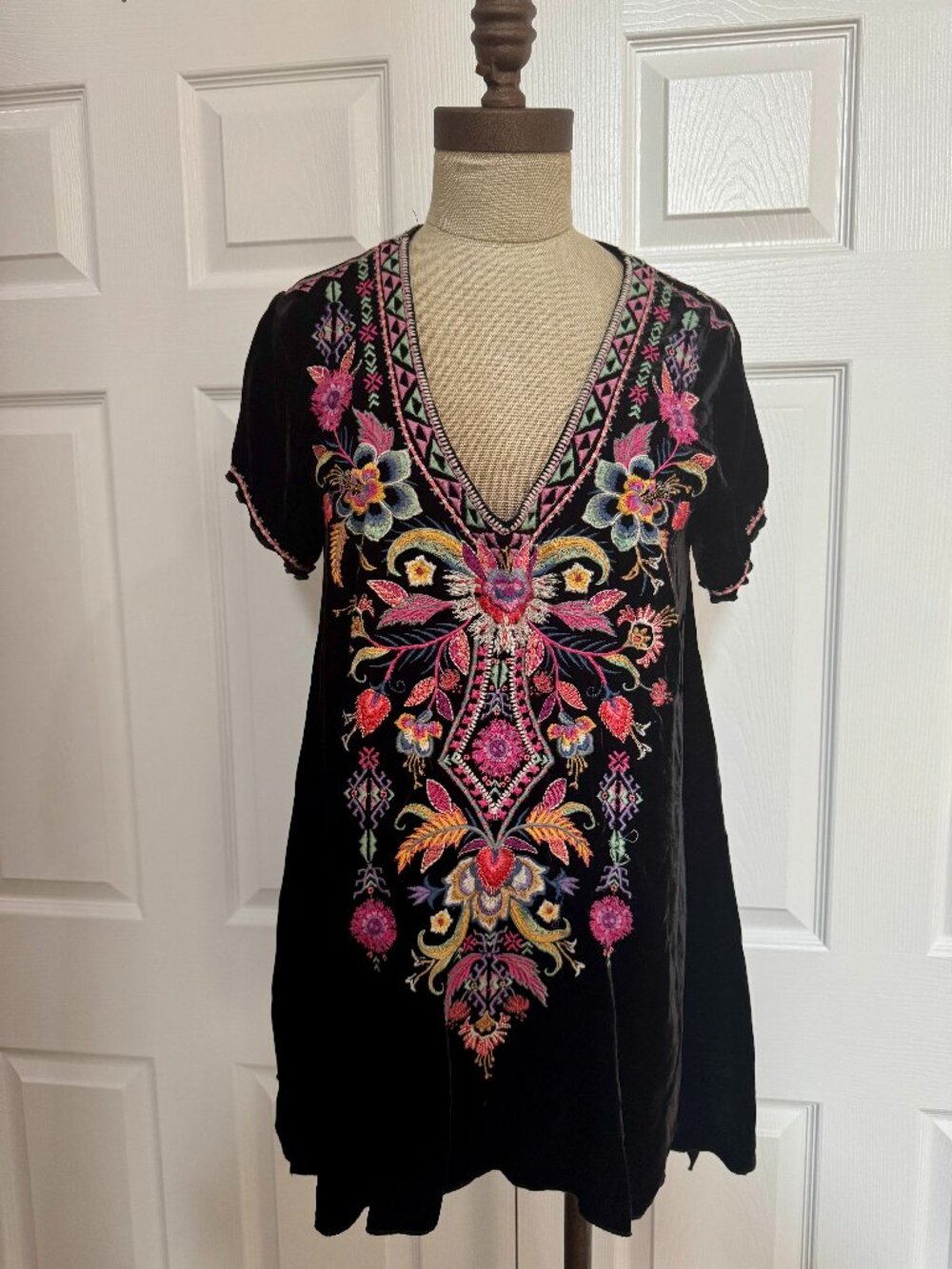 Johnny Was Black Velvet Embroidered Tunic Boho V-Neck Short Sleeve Size S